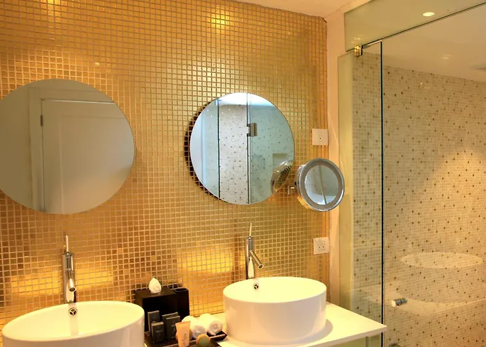 Beachfront Honeymoon Swim Up Suite